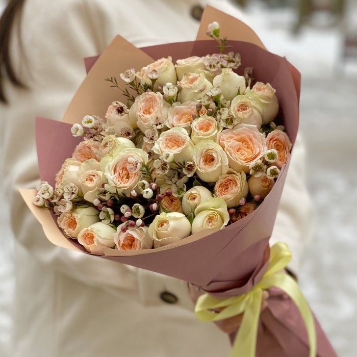 9 кустовых кремовых роз Павлова с шамелациумом